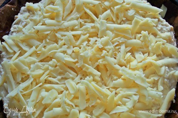 Насыпать сыр равномерно по всему тесту.