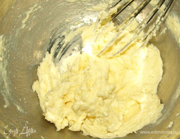 Размягченное масло взбиваем с сахаром в пышный крем, добавляем молоко, соль, ванилин и взбиваем. 