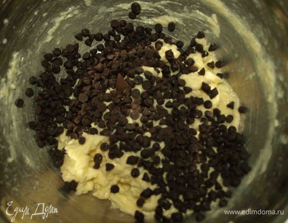 Добавляем шоколадные капли. Если нет шоколадных капель, то можно мелко порубить шоколад. 