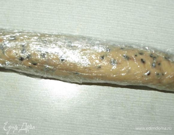 Тесто отправляем в холодильник на 30 минут. 
Я скатала валиком и завернула в пищевую пленку, но это делать не обязательно. 