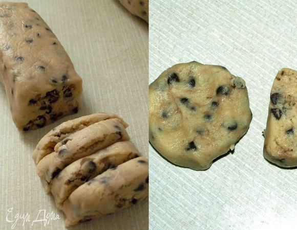 Достать из холодильника охлажденное тесто. Нарезать кусочками. Можно слегка приплюснуть. Или просто выкладывать чайной ложкой на противень (тогда тесто не надо сворачивать валиком).