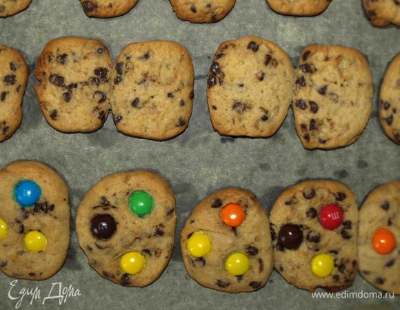 Отправляем в заранее разогретую до 180°С духовку.  Выпекать 15 — 20 минут. Готовность можно определить по зарумянившимся краям. Главное — не передержать печенье, иначе оно станет твердым. 
Готовое печенье достаем из духовки.