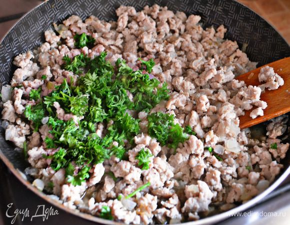 Добавьте к готовому фаршу рубленную петрушку и перемешайте.