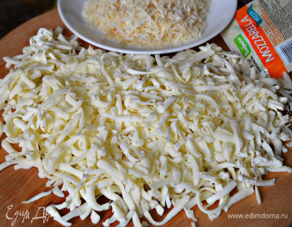 Натрите на крупной терке моцареллу. Пармезан потрите на мелкой терке.