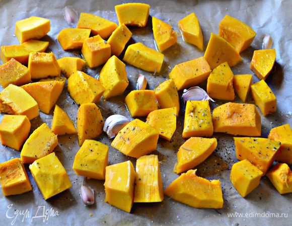 Тыкву почистите и нарежьте кубиками, выложите на противень, покрытый пекарской бумагой и смазанный оливковым маслом. Туда же выложите зубчики чеснока (в шелухе), посыпьте  смесью итальянских трав и сбрызните оливковым маслом. Поставьте в духовку, разогретую до 200°С, запекаться до размягчения тыквы на 45 — 50 мин.