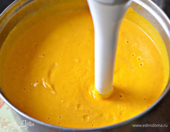 С помощью блендера приготовьте из запеченной тыквы и очищенного от шелухи чеснока пюре. Подогрейте на медленном огне бульон со сливками в кастрюле, добавьте тыквенное пюре. Взбейте соус венчиком, добавьте  маскарпоне и пармезан и снова взбейте. Добавьте по вкусу соль и перец. Снимите кастрюлю с огня и немного остудите соус.