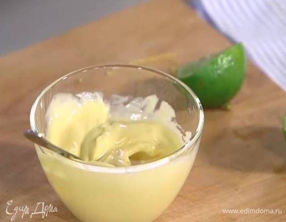Отложить половину майонеза в пиалу, влить оставшийся сок лайма и лимона, посолить, поперчить и все перемешать.