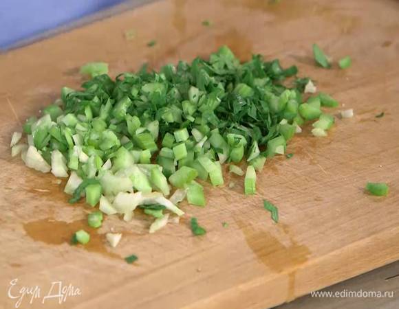 Сельдерей вместе с листиками и шнитт-лук мелко порубить.