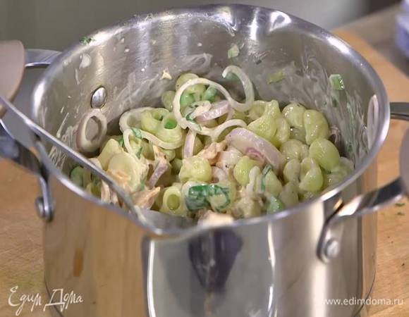 К горячим макаронам добавить измельченную зелень, цитрусовый майонез, замаринованный лук, сметану, лосося и все перемешать.