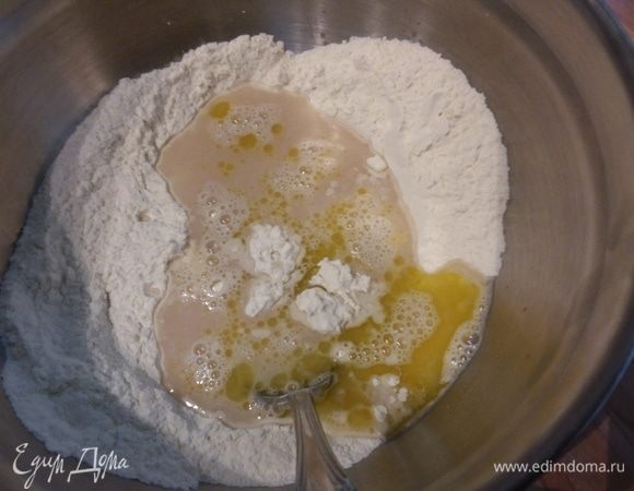 Для теста смешать в чаше комбайна просеянную муку с дрожжами, солью, сахаром и теплой водой. Кто не уверен в качестве дрожжей, смешайте их с сахаром и теплой водой и оставьте на 15 минут для активации. Как только появится характерная шапочка, влейте дрожжевую воду в муку и замесите тесто. 