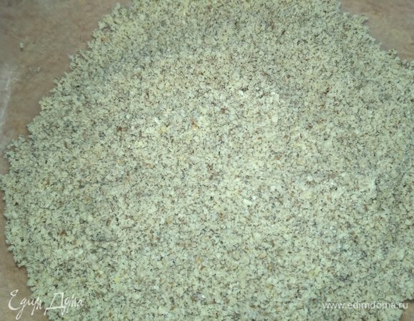 Остывшие орехи перемолоть до состояния муки.