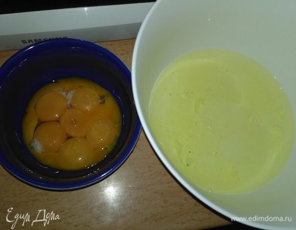 Белки отделить от желтков.