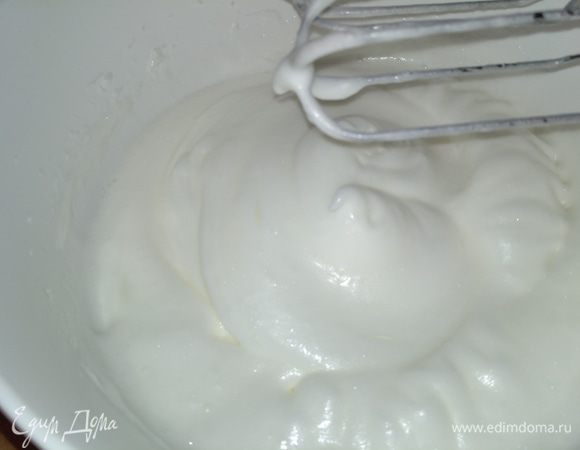 К белкам добавить щепотку соли и начать взбивать. Взбивая, постепенно подсыпать сахар.