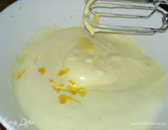 Во взбитые белки ввести желтки.