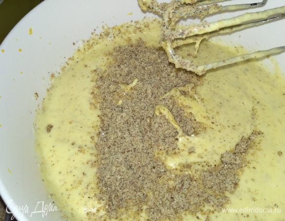 Отдельно смешать сухие ингредиенты и частями всыпать в получившуюся смесь. Каждый раз аккуратно перемешивая (лучше ложкой).