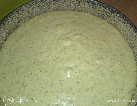 Вылить тесто в форму. Во время выпекания тесто не очень увеличится, поэтому форму можно брать и поменьше, тогда торт будет повыше. Выпекаем 40 минут при 180°С.