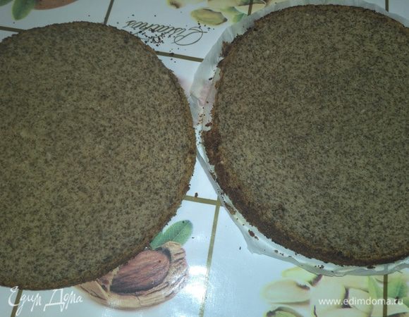 Остывший корж разрезаем на две части (можно и на три).