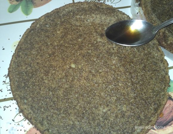 Коржи пропитываем сахарным сиропом (у меня со вкусом ирландского крема), можно заменить его другой пропиткой, которая вам нравится (например, крепкий чай, сахар и коньяк или ром).