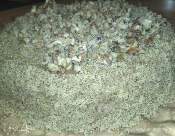 Перемазываем торт и украшаем пожеланию (у меня молотые орехи, а сверху орехи в карамели).