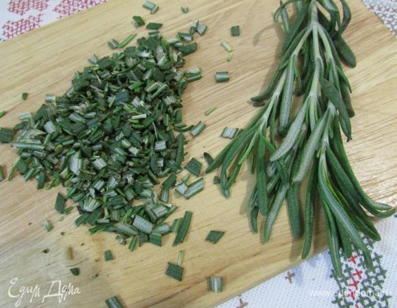 Розмарин вымыть, обсушить, отделить от стеблей и мелко нарезать.
