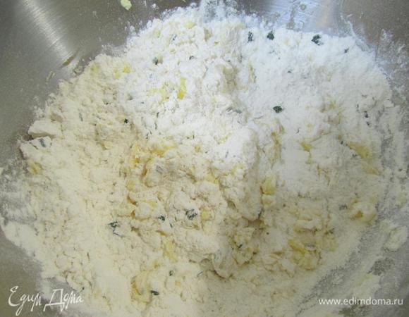 Добавить муку и розмарин.