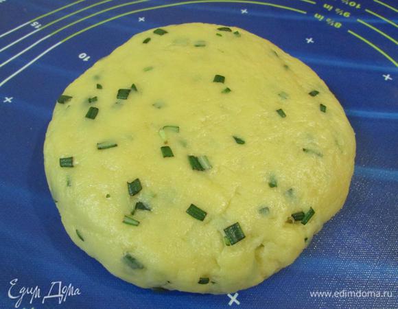Замесить мягкое тесто. Завернуть в пищевую пленку и отправить в холодильник на 1 час.