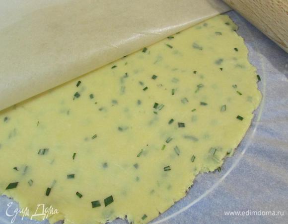 Через час тесто тонко раскатать между двумя листами пергамента.