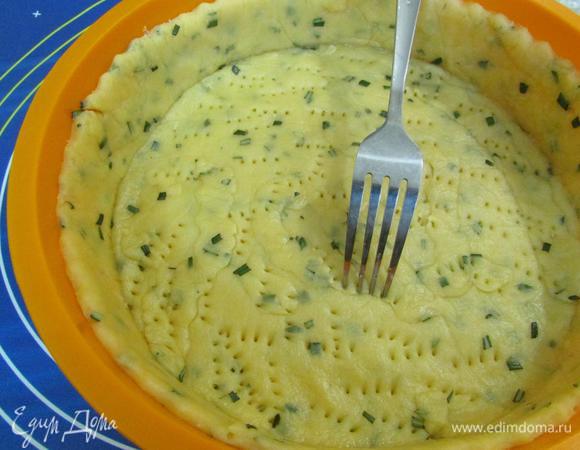 Выложить тесто в форму, формируя бортики. Наколоть тесто вилкой.