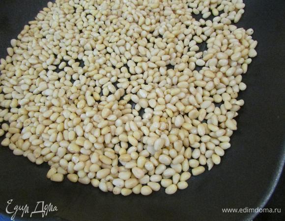 Приготовить начинку. Кедровые орешки прокалить на раскаленной сковороде несколько минут до золотистого цвета.