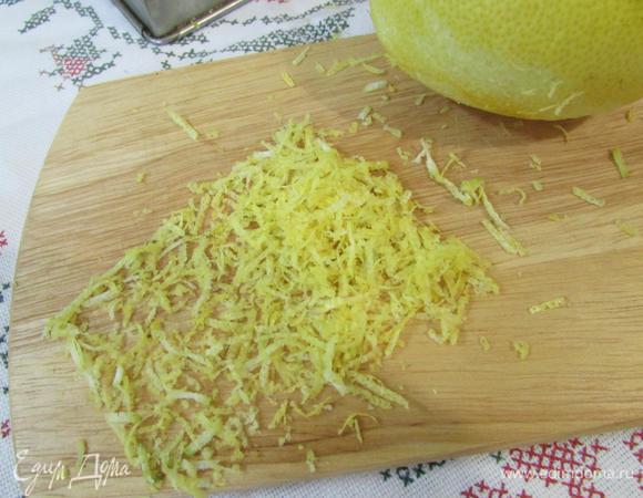 Натереть цедру лимона.