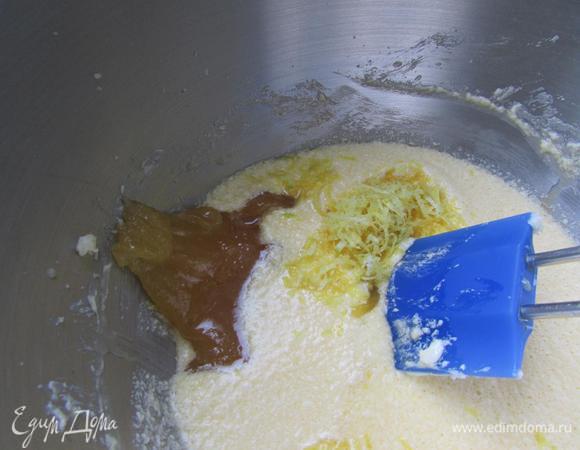 К сливочной массе добавить мед и цедру лимона, перемешать.