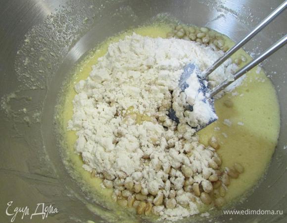 В последнюю очередь добавить муку и кедровые орехи. Перемешать.