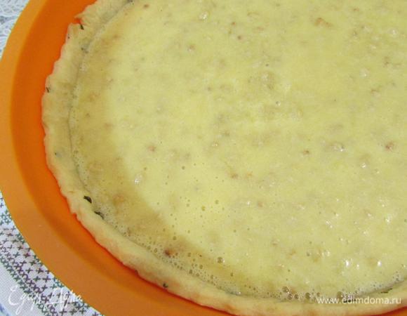 Начинку вылить на основу. И отправить в духовку еще на 1 час. Когда верх подрумянится, накройте пирог фольгой и выпекайте до готовности.