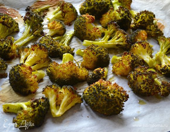 Брокколи вымыть, разделить на соцветия и выложить на противень, застеленный пекарской бумагой. Сбрызнуть оливковым маслом, слегка посолить-поперчить и запекать в разогретой до 200°С духовке 20 — 30 минут до приобретения золотистого цвета.