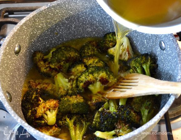 Выложить в кастрюлю брокколи и залить все горячим бульоном. По рецепту 3 чашки (примерно по 220 мл). Довести до кипения, накрыть кастрюлю крышкой и варить все около 15 минут.