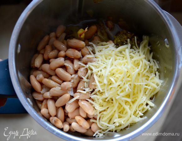 По истечении указанного времени добавить в кастрюлю натертый сыр, консервированную фасоль, посолить-поперчить по вкусу и взбить погружным блендером или (как у меня) в чаше стационарного миксера.