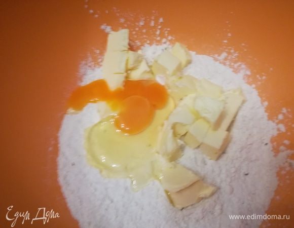 Просеять муку, добавить холодное масло, нарезанное кубиками, яйцо, воду, соль и орегано. Можно перемешать эту смесь до однородной массы в кухонном комбайне, но я сделала это вручную. Только делать это надо быстро, чтобы масло не успело растаять. Получившееся однородное тесто убрать в холодильник минимум на 30 мин.