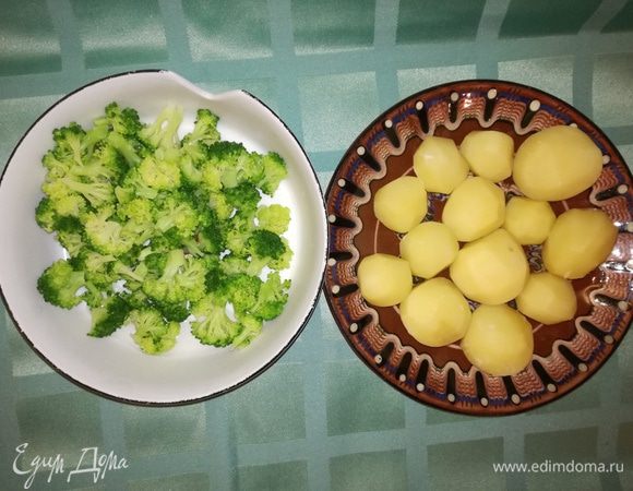 Брокколи разобрать на соцветия.
Поварить в подсоленной воде картофель около 5 мин. и брокколи около 3 мин. Картофель я выбирала самый маленький по размеру.
