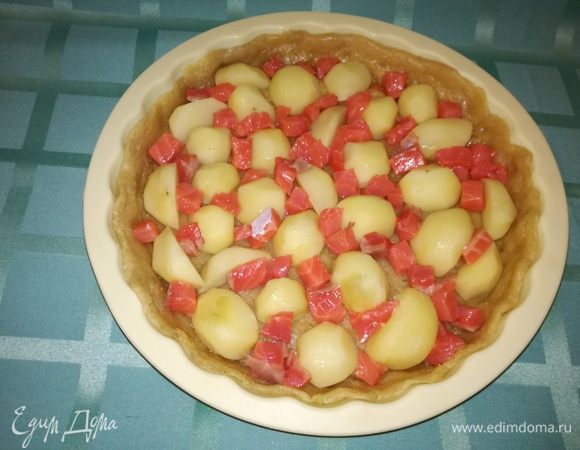 Начинаем формировать начинку. Выкладываем на основу картофель, разрезанный пополам, и нарезанную на кубики форель.