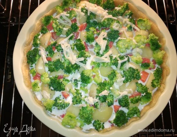 Аккуратно выливаем заливку на пирог и отправляем на 30 — 40 мин. в разогретую до 190°С духовку.