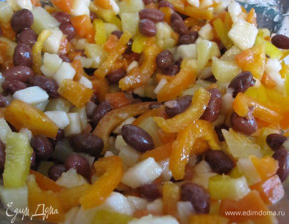 Отварить картофель, морковь, нарезать на кубики все овощи. Яблоко нарезать и сбрызнуть лимоном. Всыпать фасоль. Все перемешать, добавить оливковое масло.