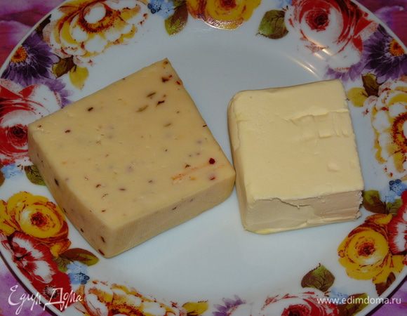 Сыр (у меня с томатами и травами) и холодное масло натереть на крупной терке.