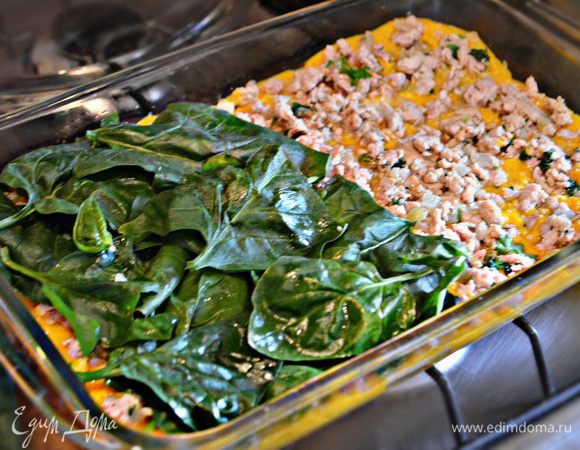Налейте еще 2 стакана соуса и выложите половину обжаренного фарша. Следующим слоем положите половину шпината, сбрызните оливковым маслом. Посыпьте 1/4 сыра. Выложите еще 4 листа лазаньи и повторите слои.