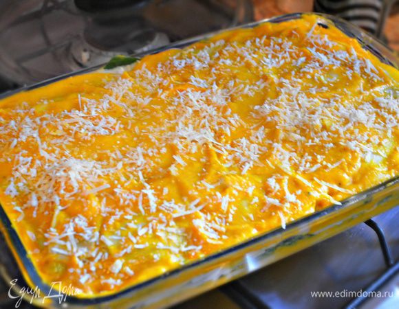 Накройте лазанью оставшимися листами и полейте остатками соуса. Поставьте в духовку, разогретую до 175°С, на 40 мин. За 10 мин. до готовности распределите оставшийся сыр. 