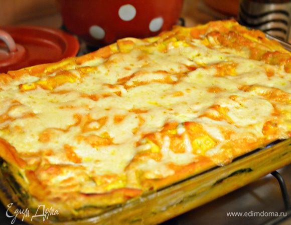 Перед подачей немного остудите лазанью и нарежьте на порции.