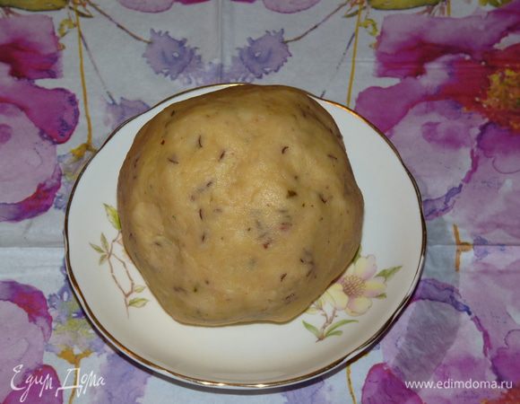 Тесто завернуть в пищевую пленку и поместить в холодильник на 30 минут.