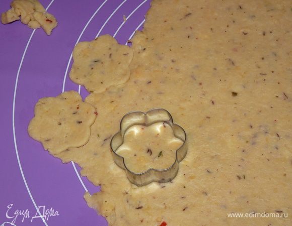 Охлажденное тесто раскатать в пласт около 0,5 см толщиной и формочками вырезать печенье (у меня получилось 30 штук).