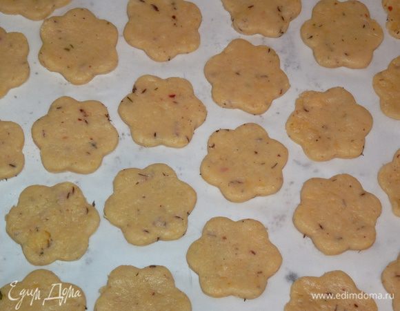 Выложить на выстланный пергаментом противень.