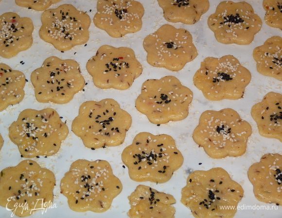 Украсить кунжутом.