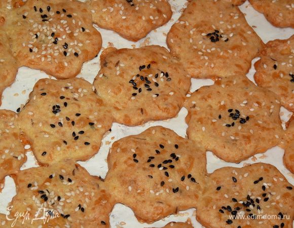 Выпекать при 170°С 15 — 20 минут (у меня ушло 15 минут) до золотистого цвета. Немного остудить в духовке с приоткрытой дверцей.